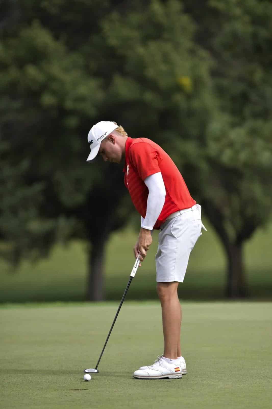 Tomás García practicando el putt