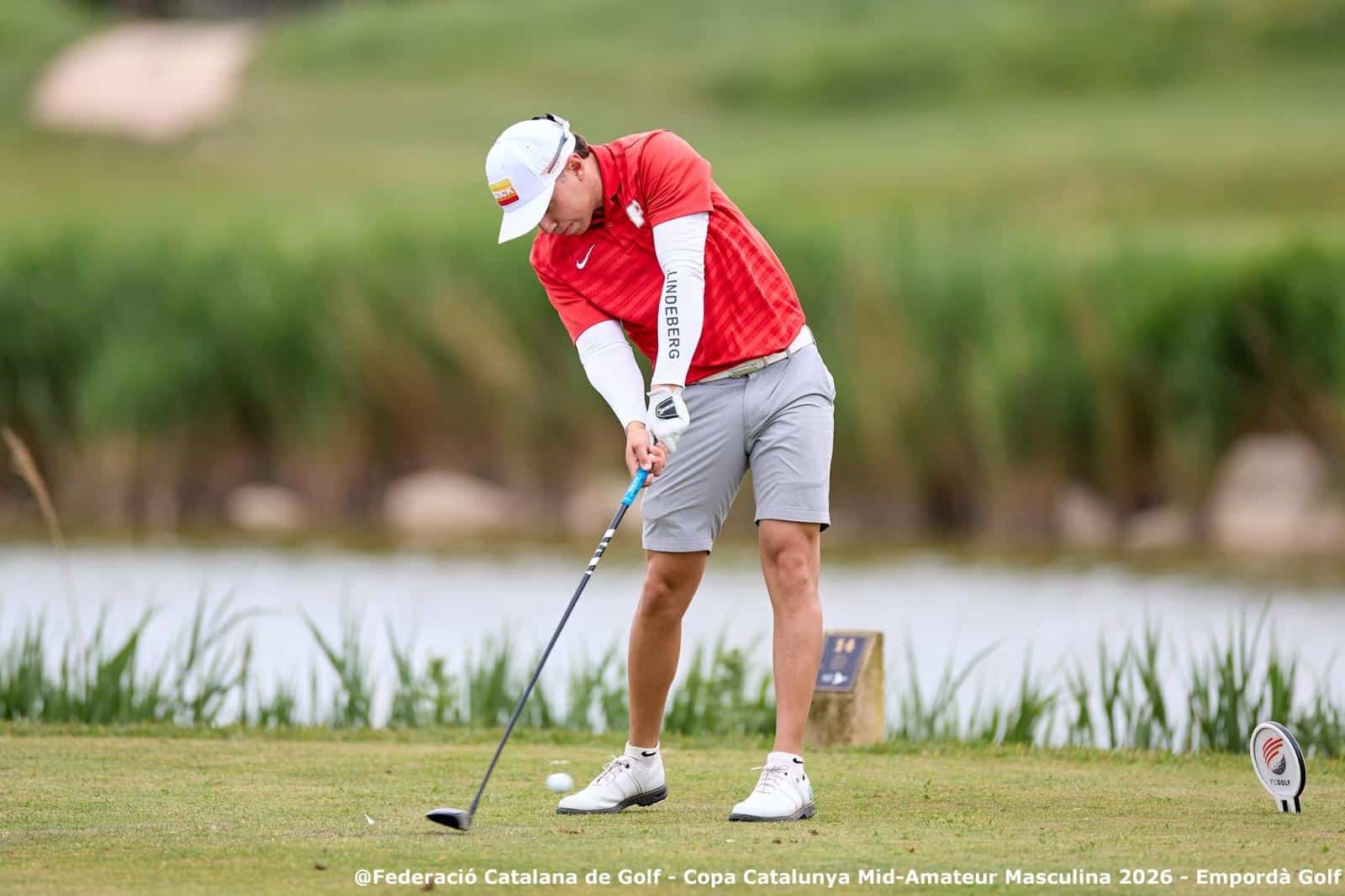 Tomás García realizando un swing de golf